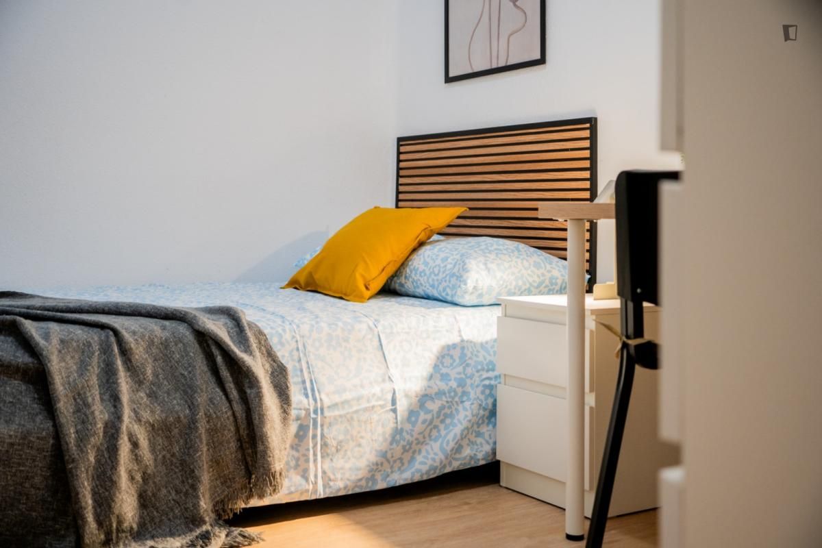 Dormitori de Apartament per a compartir en  Valencia Capital amb Moblat, Microones i Internet