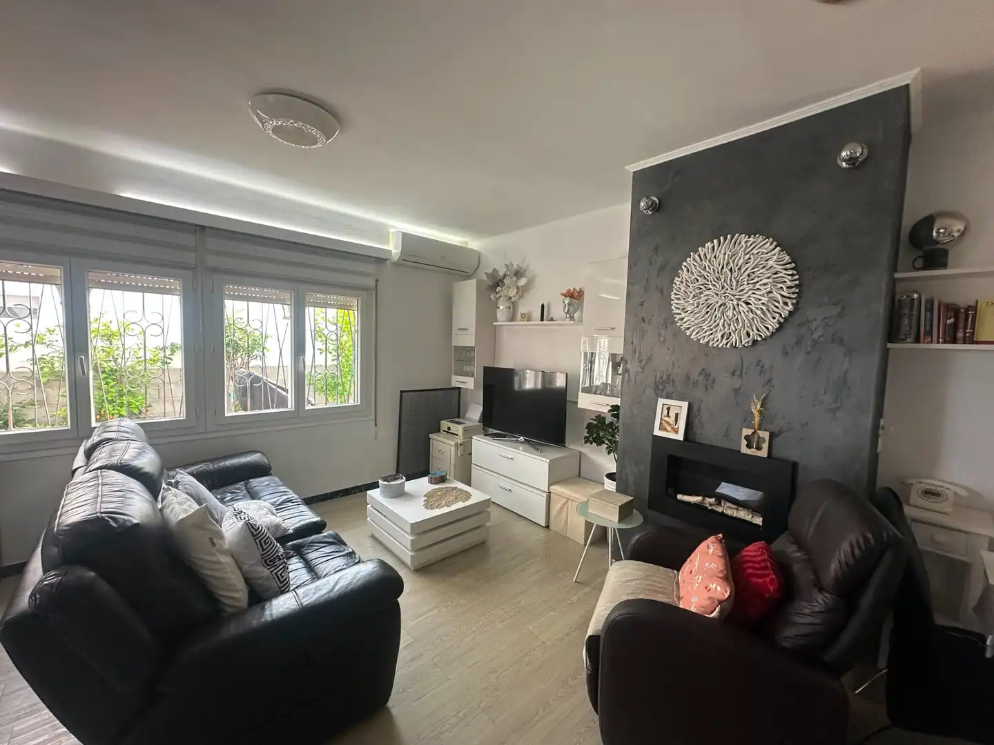 Sala d'estar de Casa o xalet en venda en Mont-roig del Camp amb Aire condicionat, Jardí privat i Terrassa
