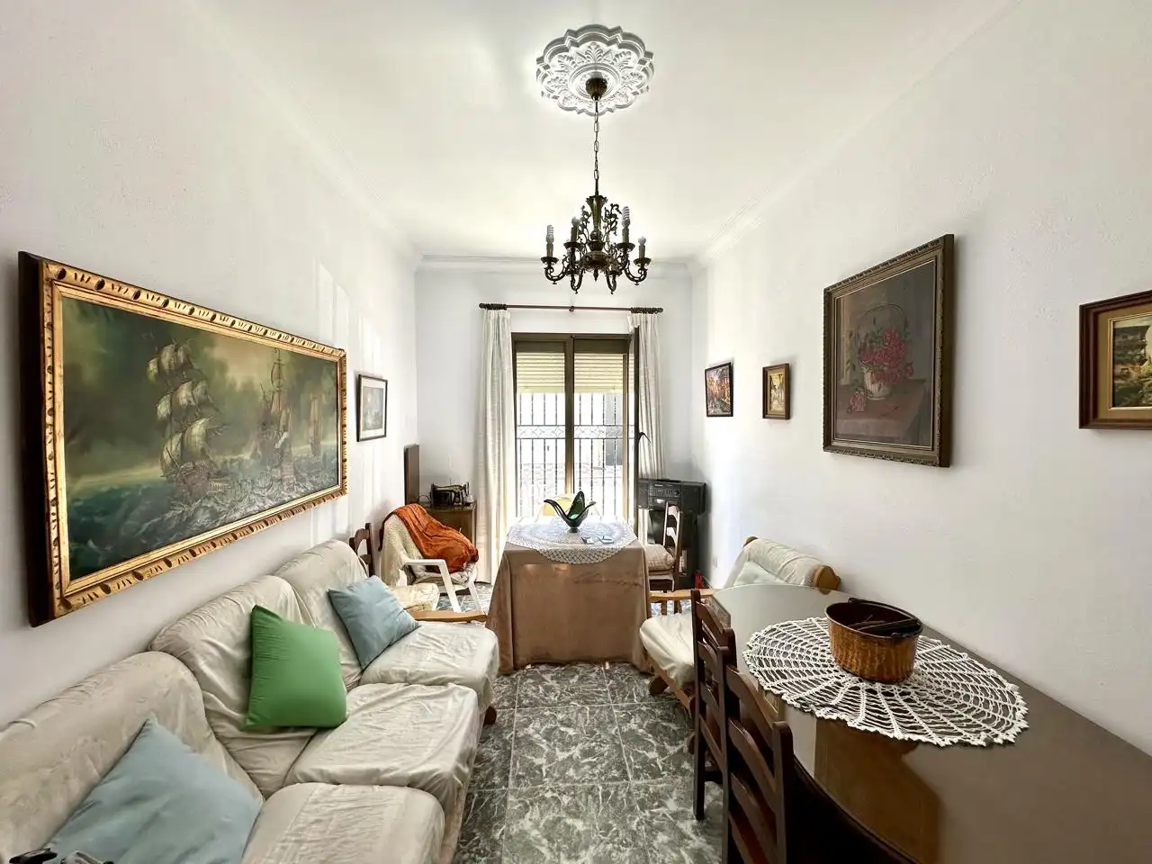 Sala d'estar de Casa adosada en venda en Sierra de Yeguas amb Aire condicionat, Jardí privat i Terrassa