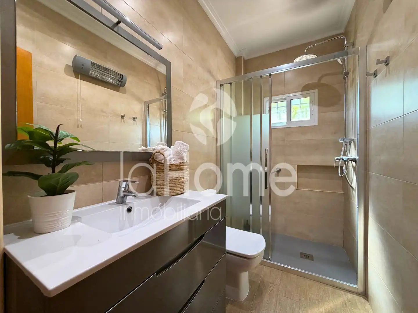 Badezimmer von Haus oder Chalet zum Verkauf in Paterna mit Klimaanlage, Privatgarten und Terrasse