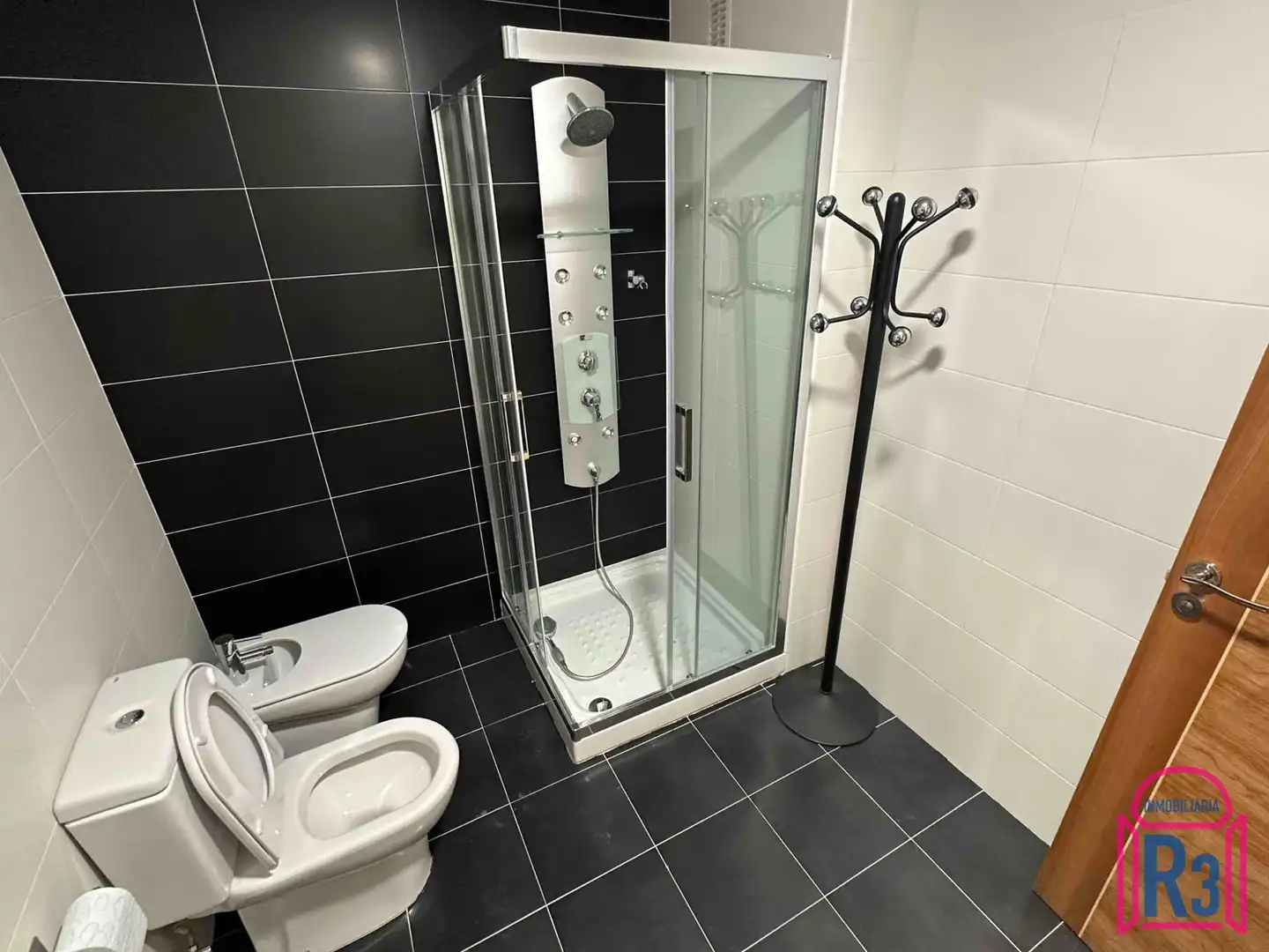 Baño de Oficina de alquiler en León Capital  con Calefacción y Terraza