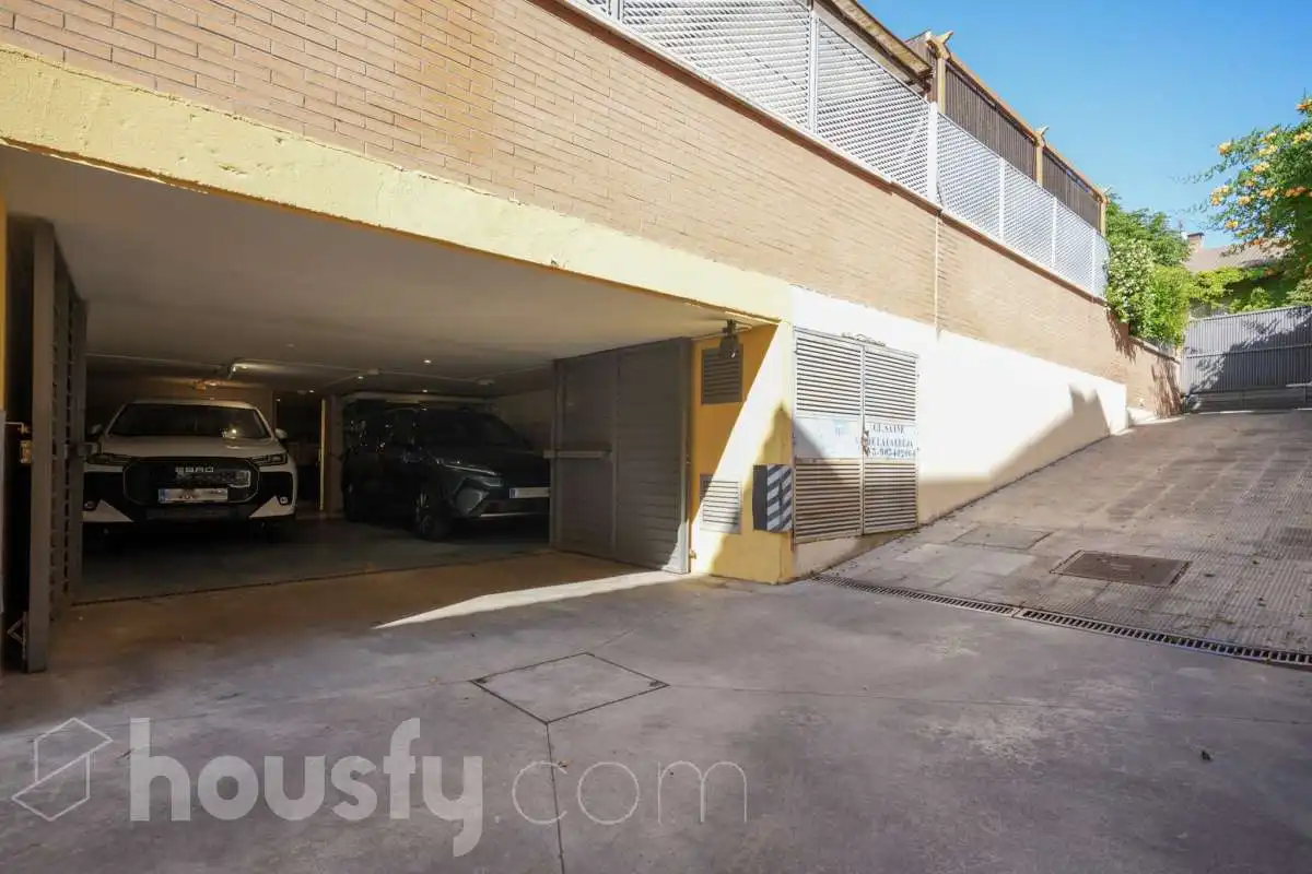 Parking de Casa adosada en venta en Madrid con Aire acondicionado, Calefacción y Jardín privado