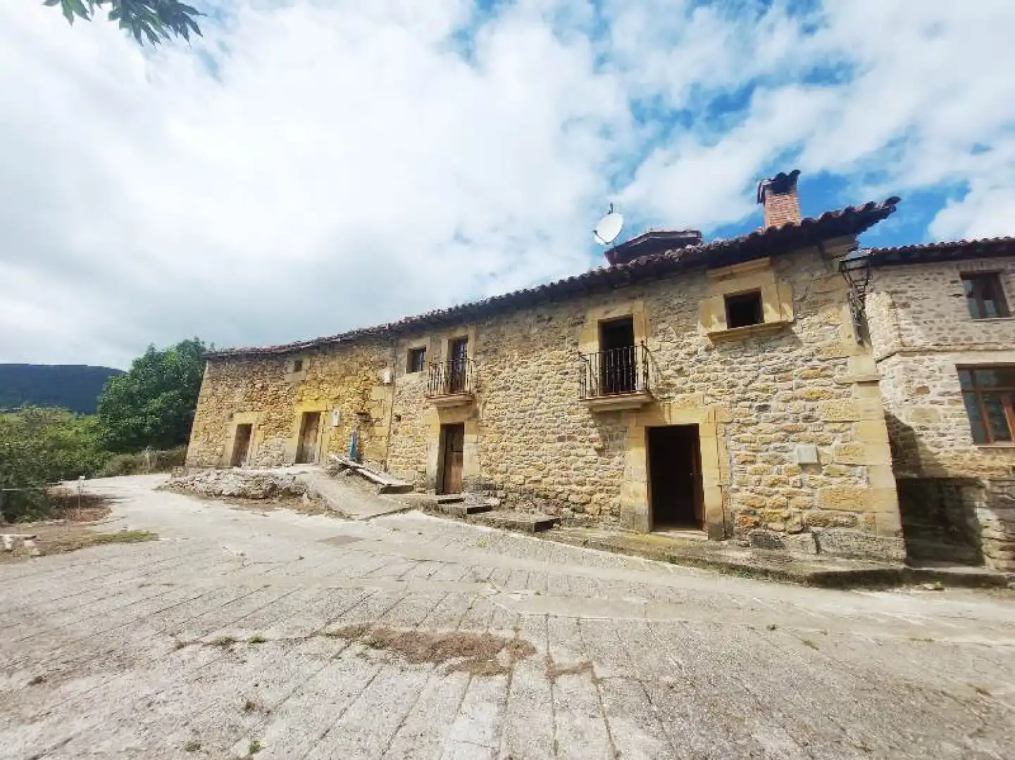 Vista exterior de Casa adosada en venda en Polaciones amb Calefacció, Jardí privat i Traster