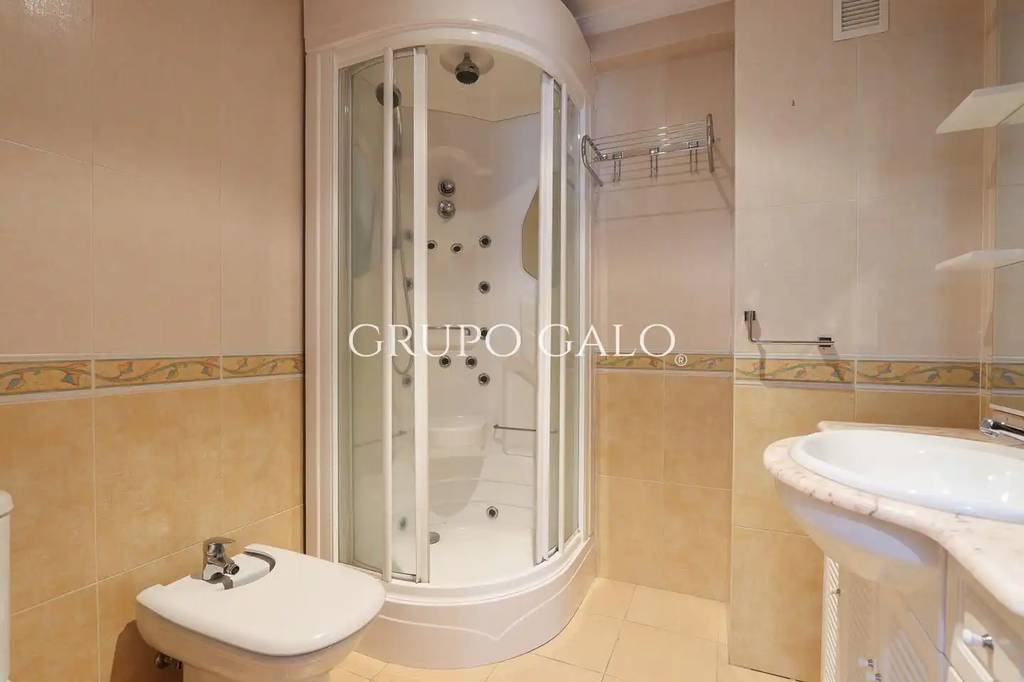 Baño de Ático en venta en Vigo  con Calefacción, Parquet y Trastero