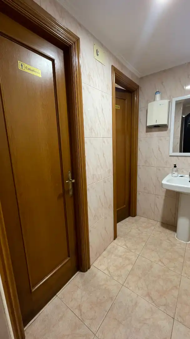 Badezimmer von Geschaftsraum zum Verkauf in Narón mit Klimaanlage, Heizung und Möbliert