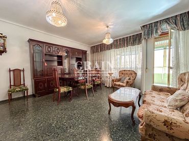 Flat with balcony for sale in Feria