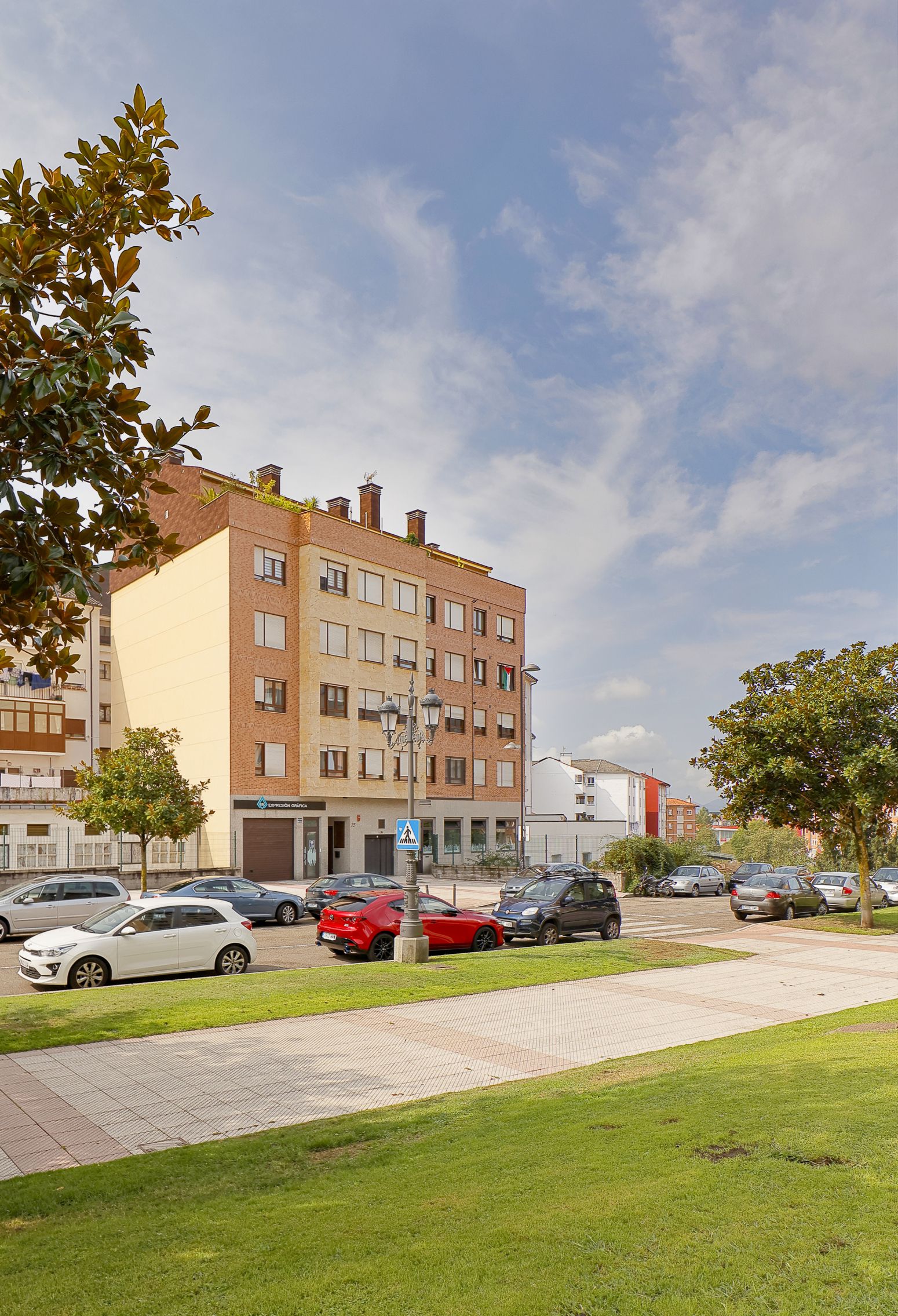 Vista exterior de Pis en venda en Oviedo  amb Calefacció, Parquet i Traster