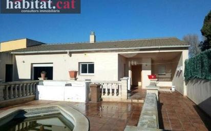 Vista exterior de Casa o xalet en venda en Vilanova i la Geltrú amb Terrassa i Piscina