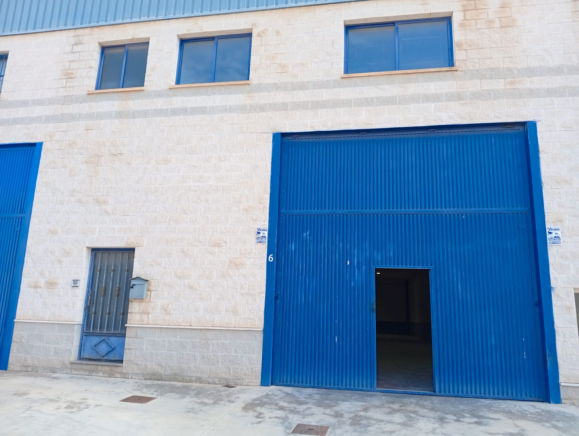 Vista exterior de Nau industrial en venda en Santa Pola amb Alarma