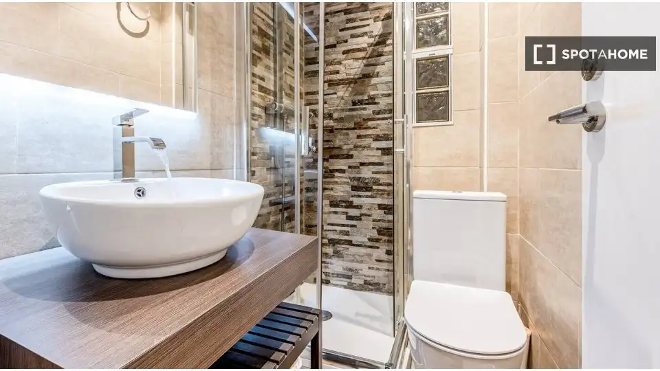 Baño de Piso de alquiler en Barcelona con Aire acondicionado, Calefacción y Amueblado
