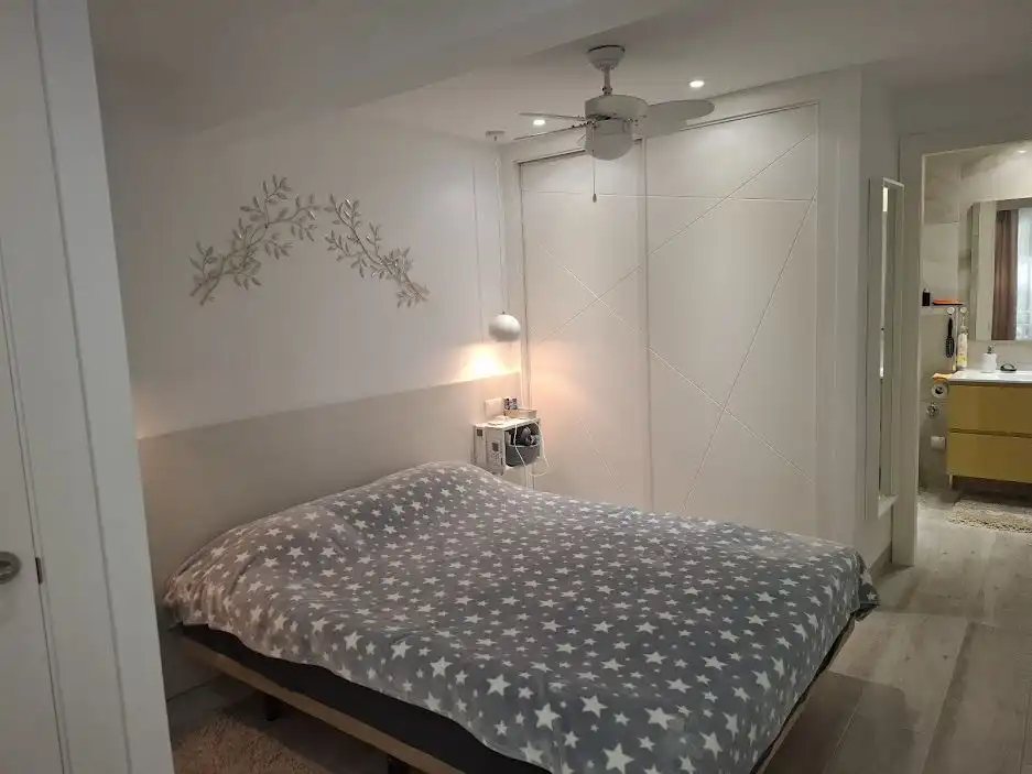 Habitación de Apartamento en venta en Marbella con Jardín privado, Amueblado y Alarma