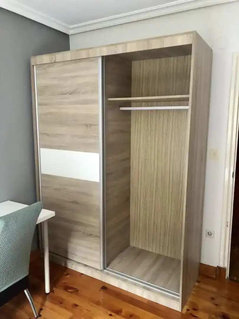Habitación de Piso para compartir en Hernialde con Parquet y Amueblado