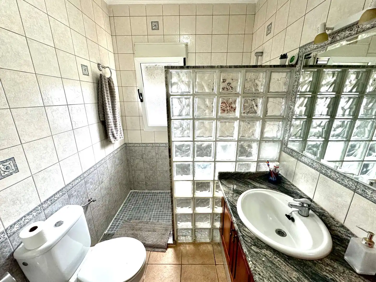 Baño de Casa o chalet de alquiler en Jacarilla con Jardín privado, Terraza y Trastero