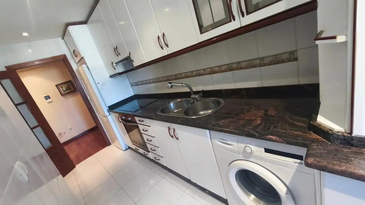 Cocina de Dúplex de alquiler en Barbadás con Calefacción, Parquet y Amueblado