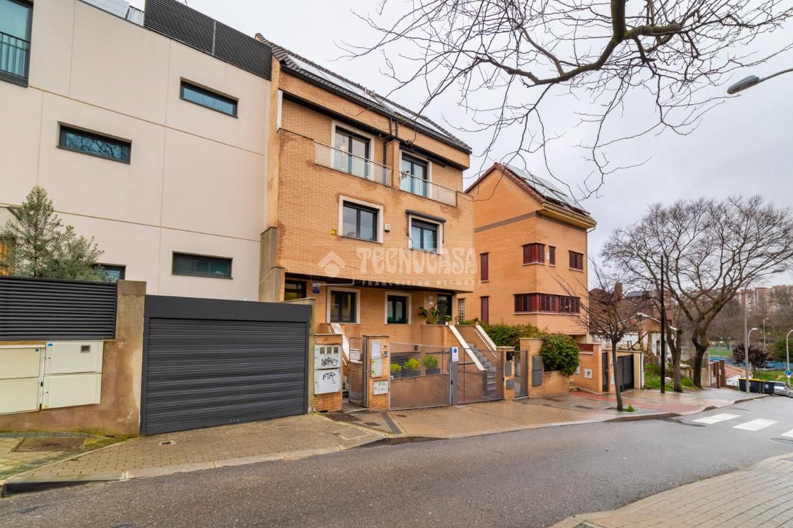 Exterior view of Single-family semi-detached for sale in  Madrid Capital  with Air Conditioner, Furnished and Alarm