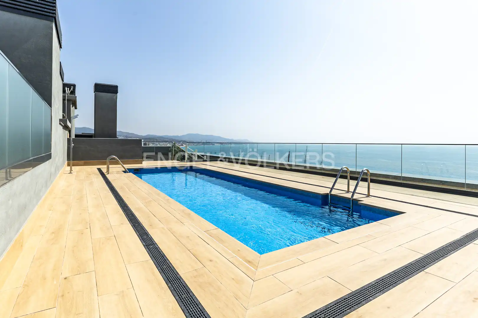 Piscina de Pis de lloguer en Badalona amb Aire condicionat, Calefacció i Terrassa