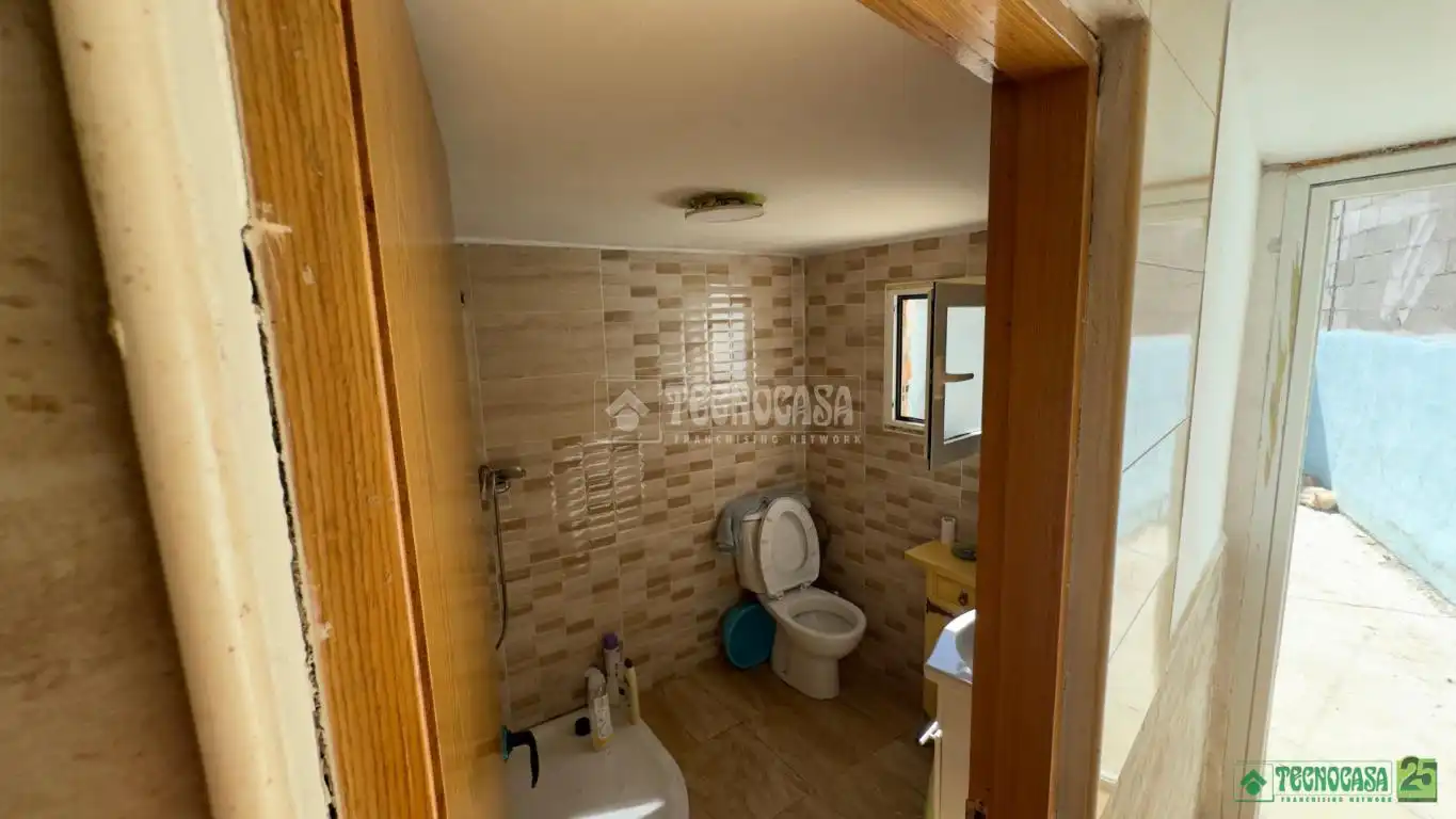 Baño de Casa adosada en venta en Puebla de Almenara con Calefacción y Amueblado