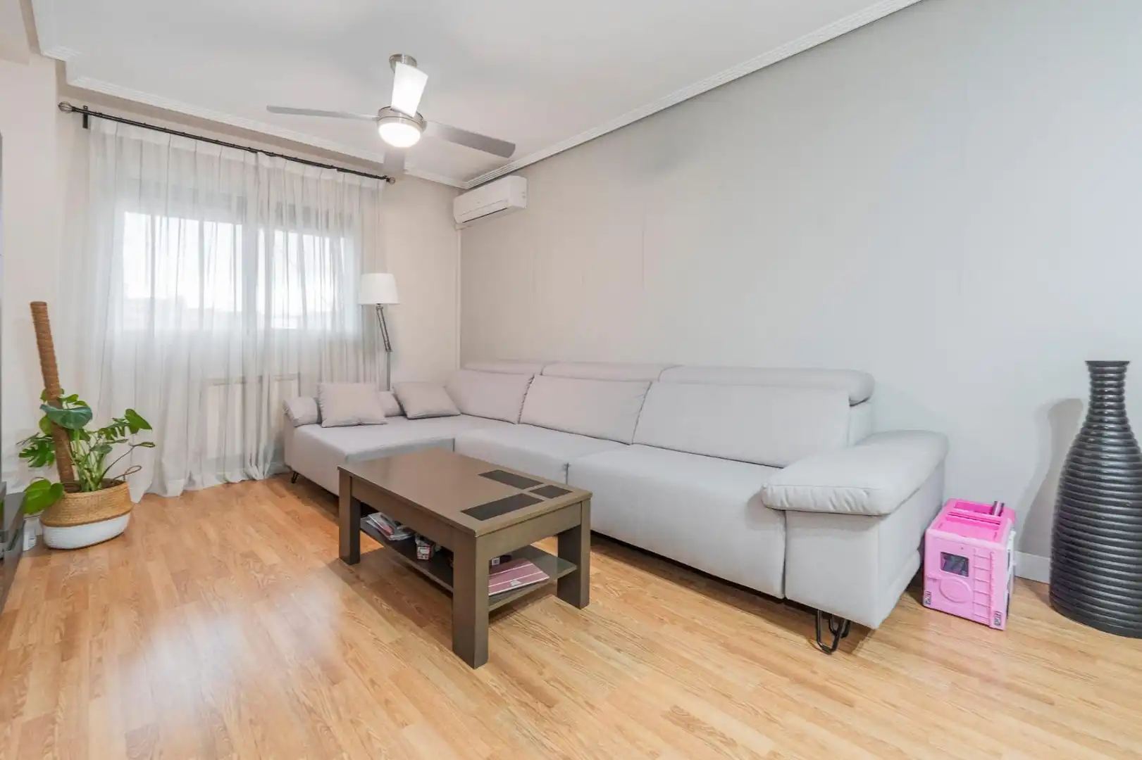 Sala d'estar de Àtic en venda en Parla amb Aire condicionat, Calefacció i Jardí privat