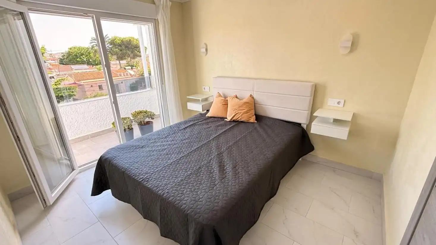 Dormitori de Casa adosada en venda en Torrevieja amb Aire condicionat, Terrassa i Moblat