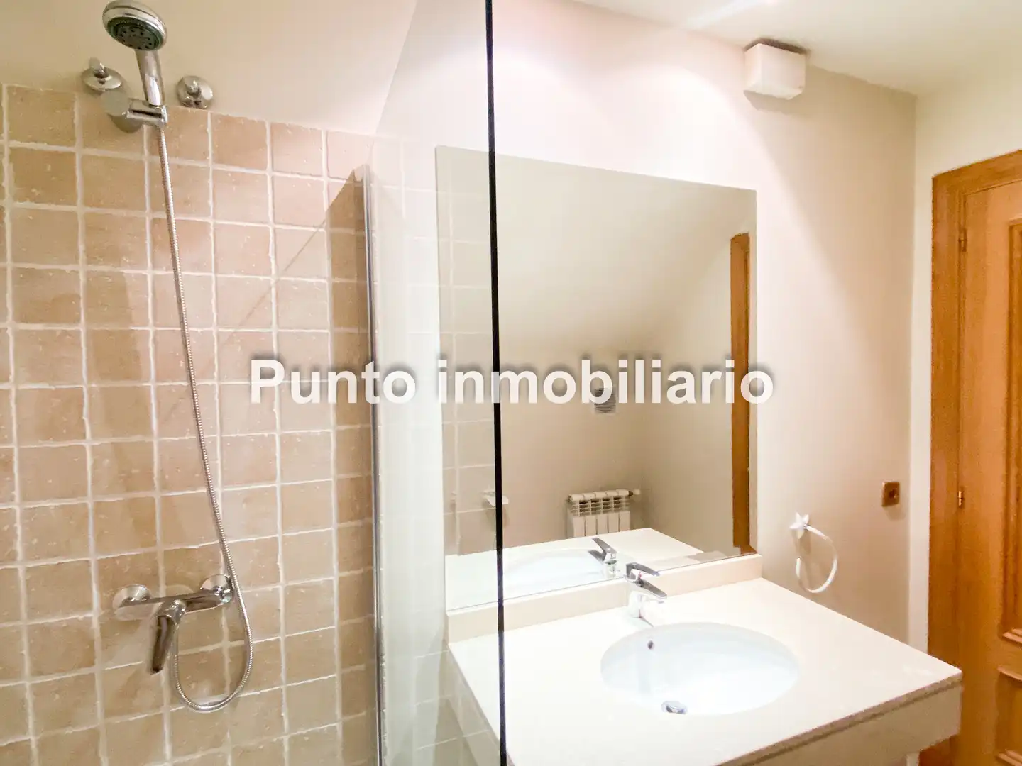 Baño de Casa adosada de alquiler en Valladolid con Aire acondicionado, Calefacción y Jardín privado
