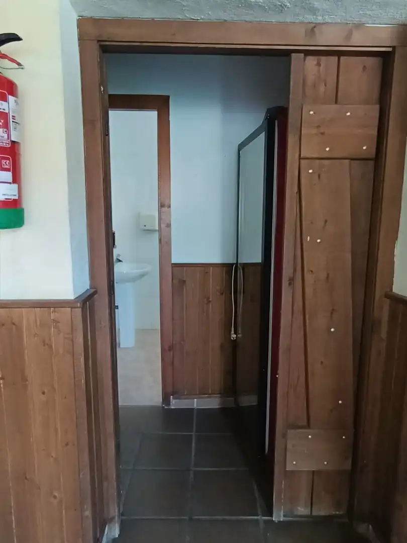 Badezimmer von Geschaftsraum zum Verkauf in Albalate de Zorita mit Klimaanlage, Heizung und Terrasse