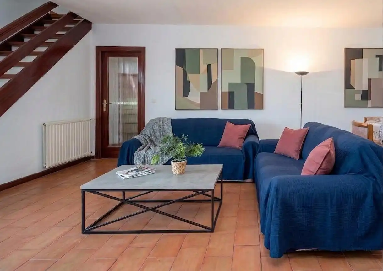 Sala de estar de Casa adosada en venta en Pozuelo de Alarcón con Aire acondicionado, Calefacción y Jardín privado