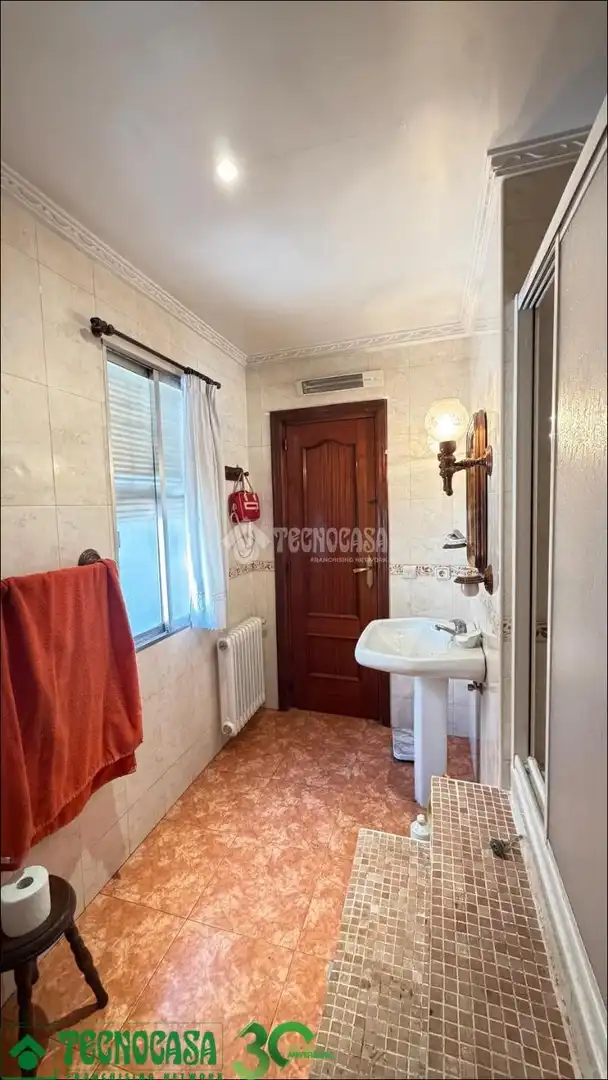 Bany de Casa adosada en venda en Alcázar de San Juan amb Calefacció, Jardí privat i Terrassa