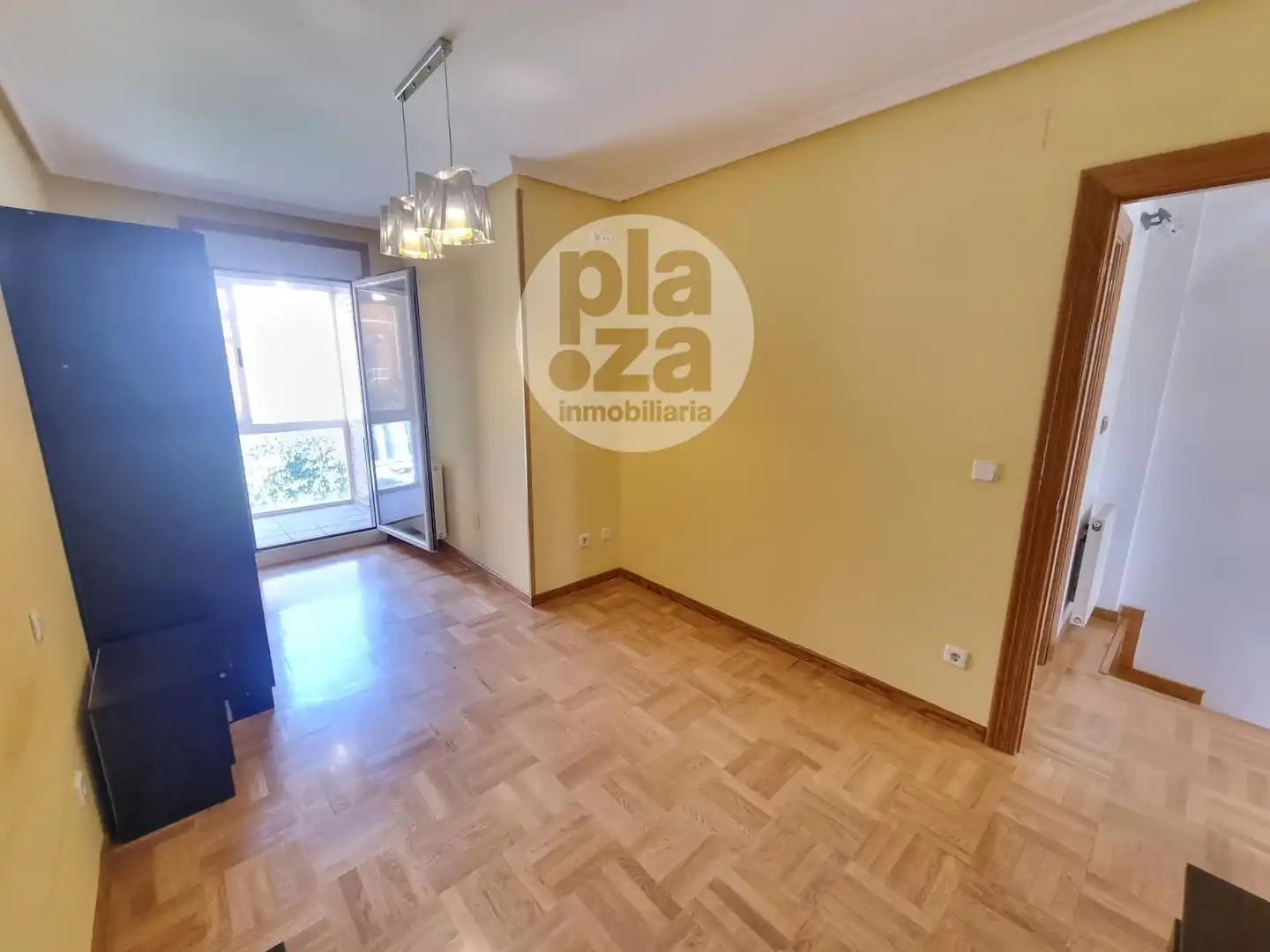 Habitación de Casa adosada en venta en Burgos con Calefacción y Jardín privado
