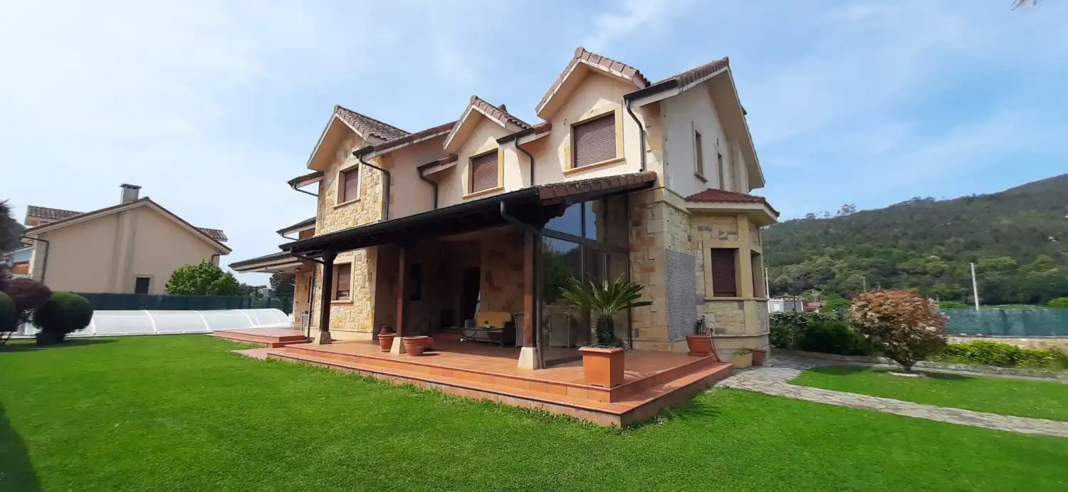 Vista exterior de Casa o xalet en venda en Argoños  amb Calefacció