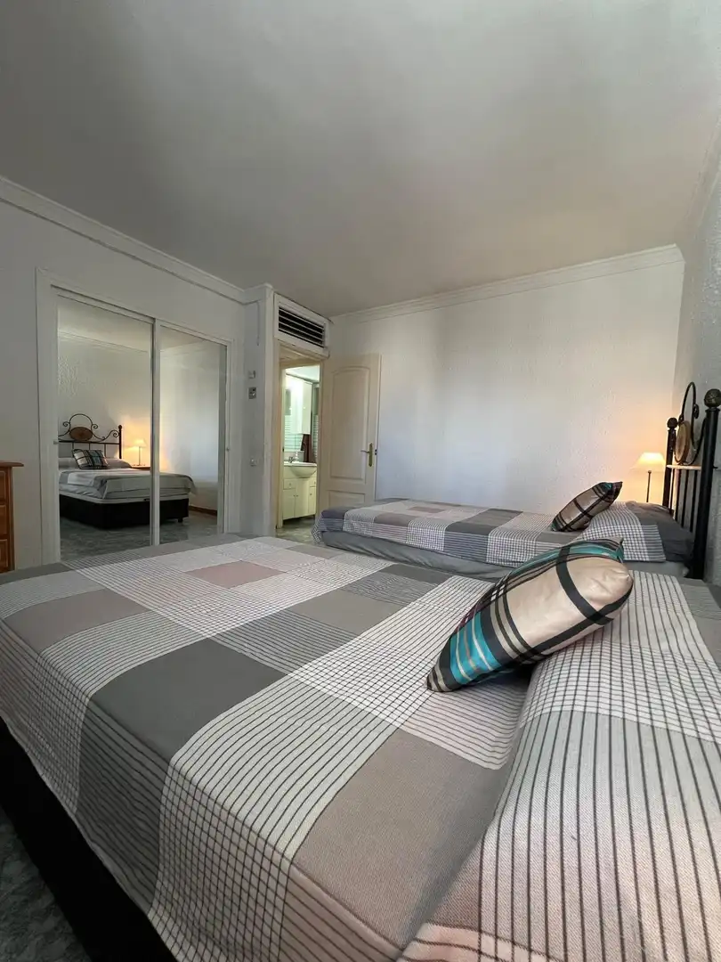 Schlafzimmer von Wohnungen zur Miete in Fuengirola mit Klimaanlage, Terrasse und Gemeinschaftspool