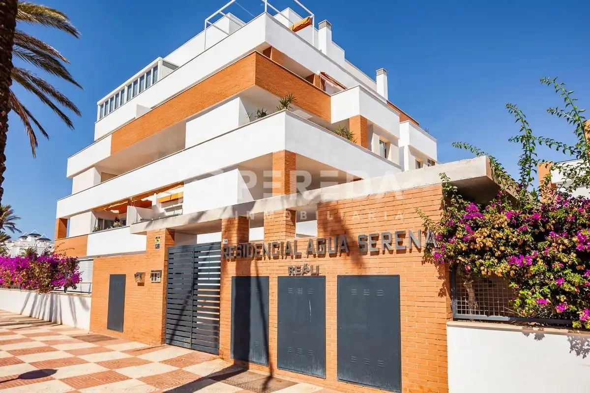 Außenansicht von Wohnung zum Verkauf in Roquetas de Mar mit Klimaanlage, Privatgarten und Terrasse