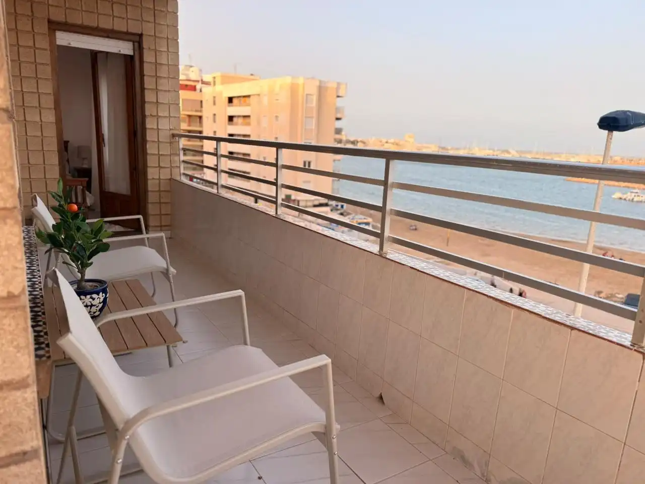 Terrassa de Pis de lloguer en Torrevieja amb Aire condicionat, Terrassa i Moblat