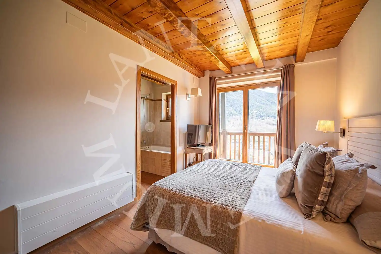 Habitación de Casa adosada en venta en Naut Aran con Calefacción, Jardín privado y Parquet