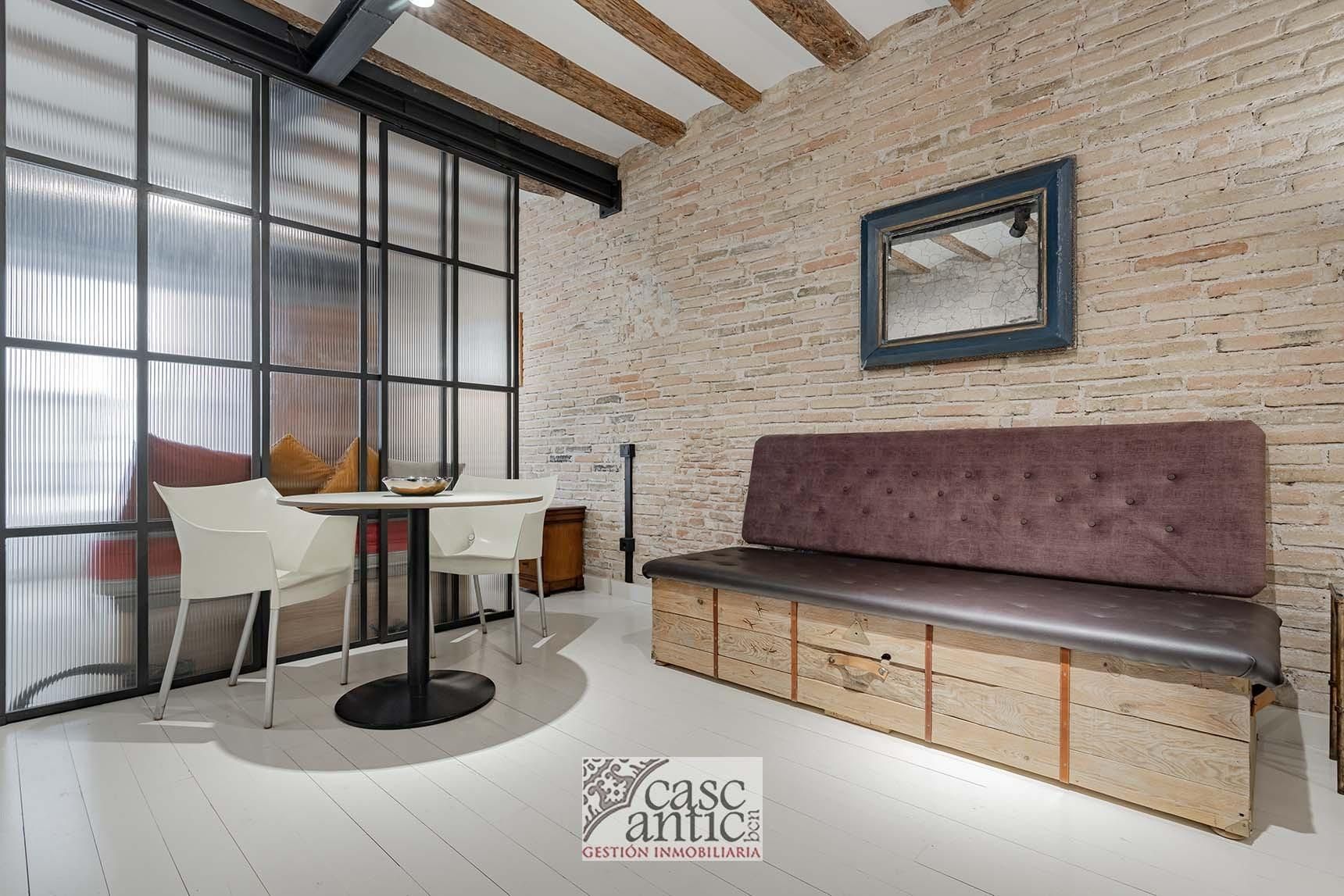 Living room of Flat for sale in  Barcelona Capital  with Furnished, Balcony and Alarm