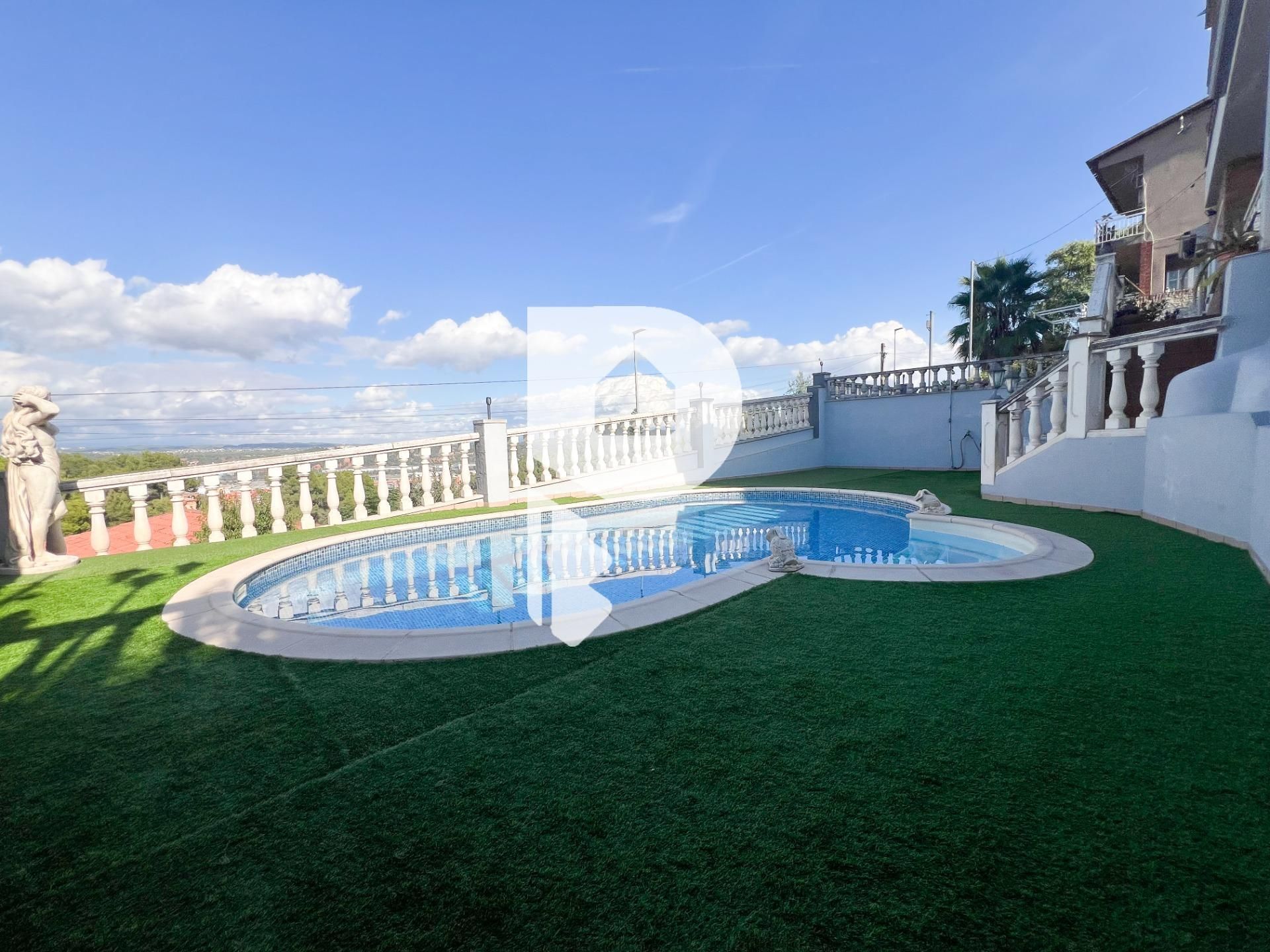 Piscina de Casa o xalet en venda en Sant Andreu de la Barca amb Aire condicionat, Calefacció i Jardí privat