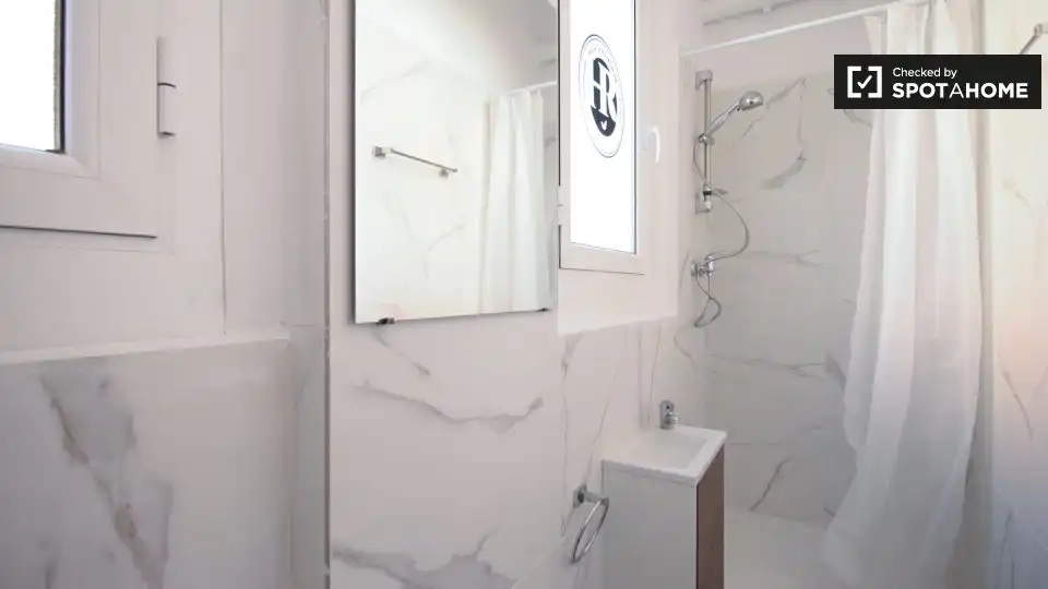Baño de Piso para compartir en Barcelona con Aire acondicionado, Calefacción y Amueblado