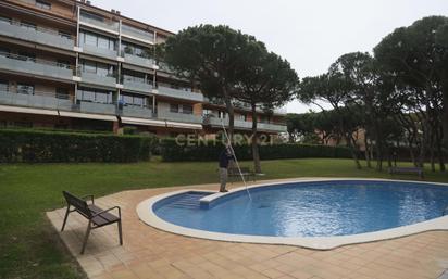 Swimming pool of Flat for sale in Gavà