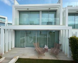 Terrasse von Einfamilien-Reihenhaus miete in Sotogrande mit Klimaanlage, Heizung und Privatgarten
