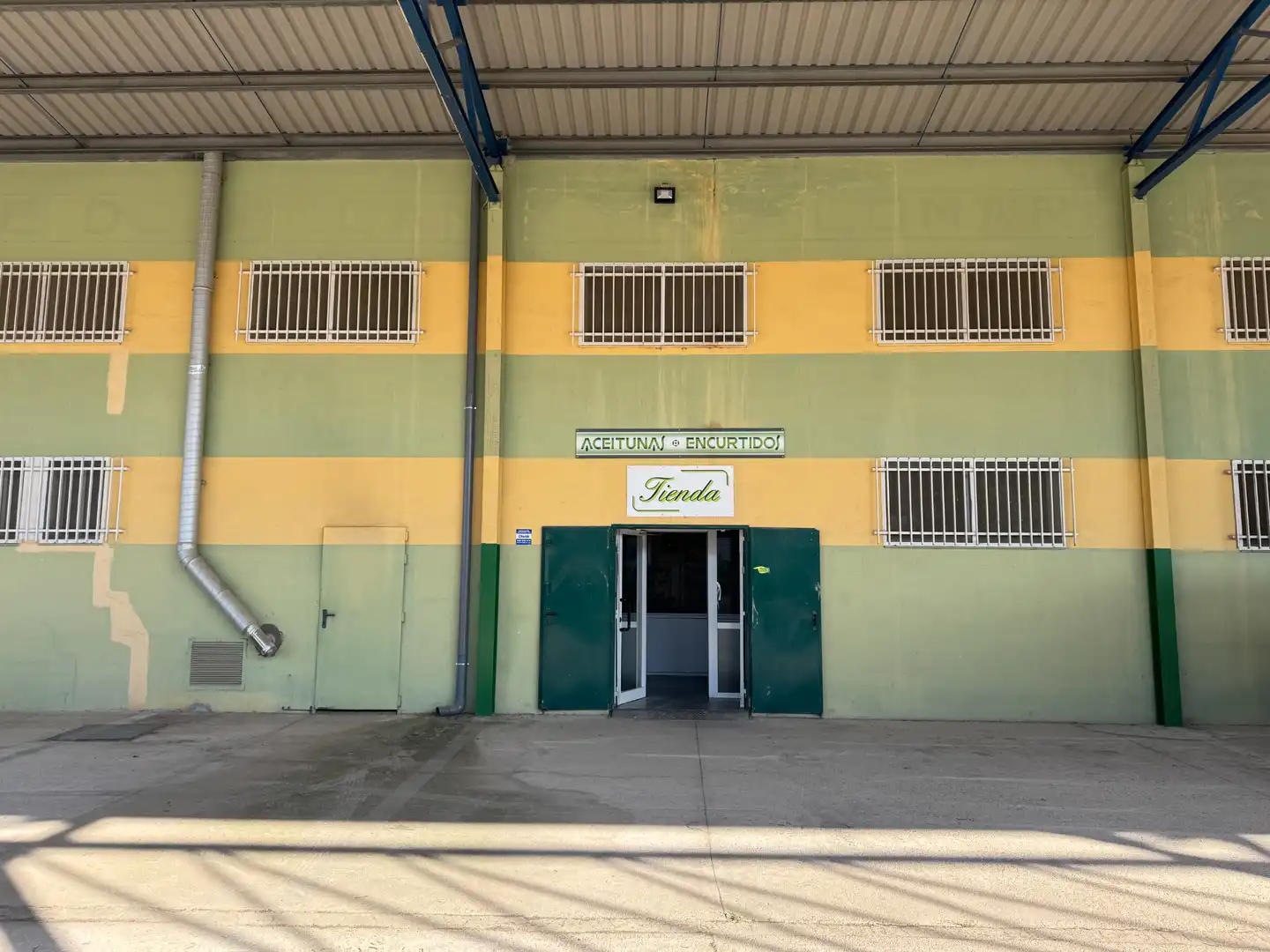 Außenansicht von Fabrikhallen zum Verkauf in Alcañiz