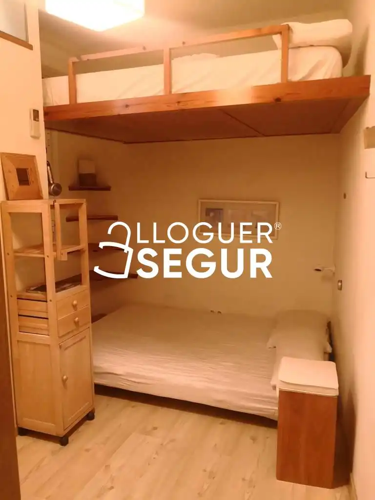 Dormitori de Àtic de lloguer en Barcelona amb Aire condicionat i Moblat