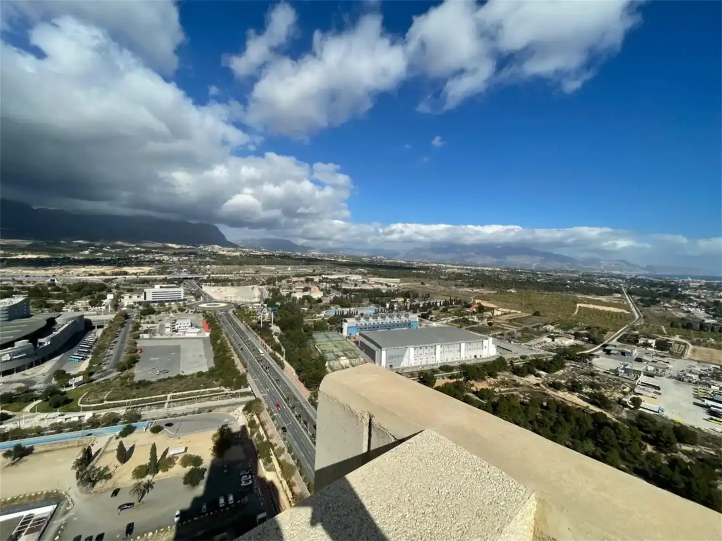 Vista exterior de Àtic en venda en Benidorm amb Aire condicionat, Piscina i Balcó
