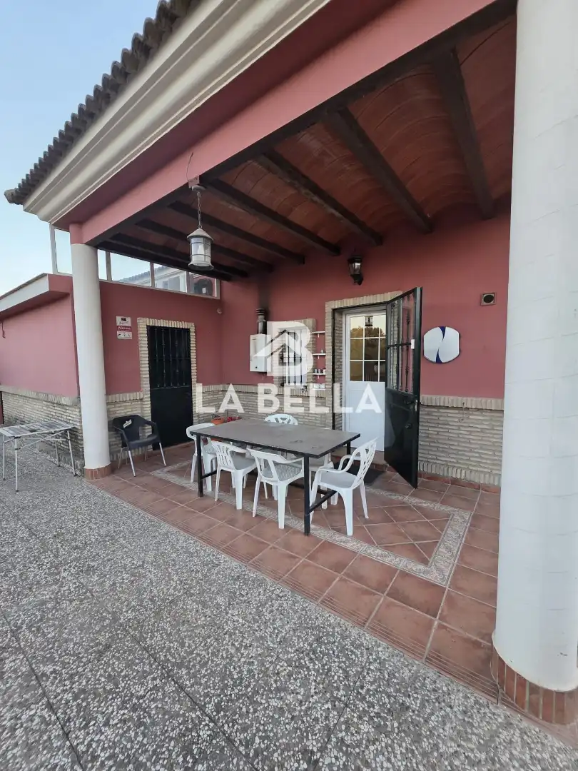 Vista exterior de Casa o xalet en venda en Sevilla amb Aire condicionat, Jardí privat i Traster