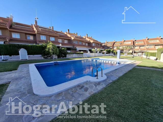 Casa adosada en Venta en Calle Lobo de Gubio en Divina Pastora