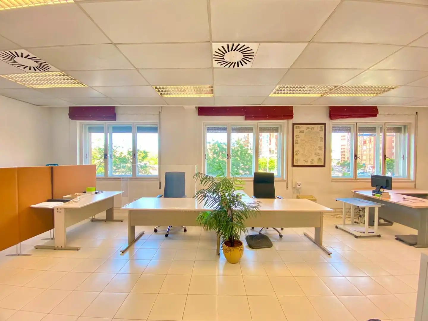 Office for rent in Calle de Juan XXIII, Barrio del Ave