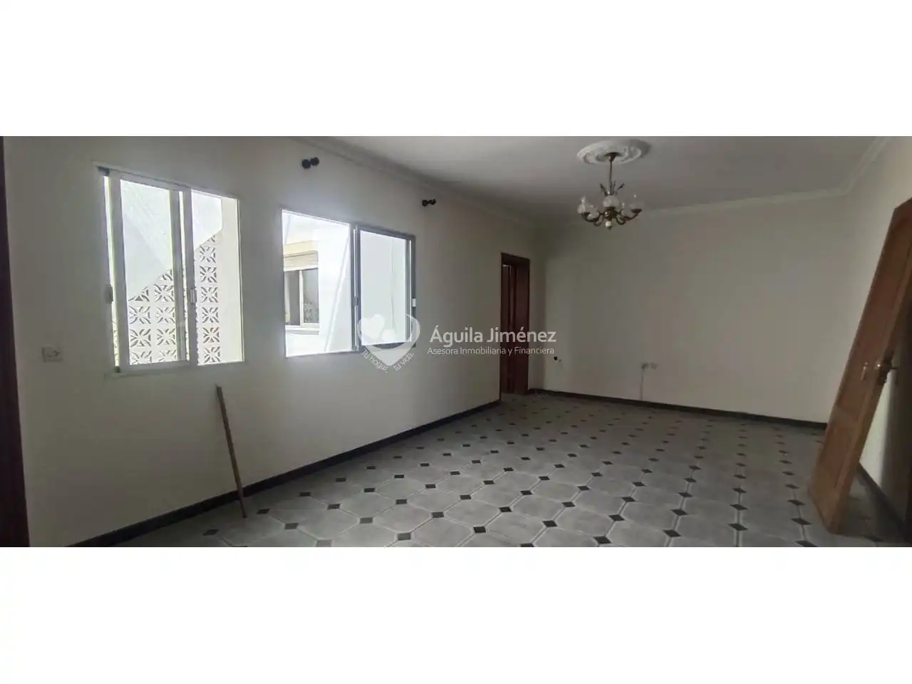 Sala de estar de Casa adosada en venta en Alcalá de Guadaira con Calefacción, Terraza y Piscina