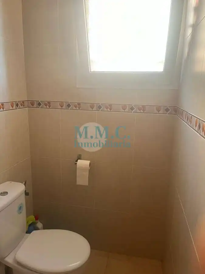 Baño de Piso en venta en Roquetas de Mar con Aire acondicionado, Terraza y Amueblado