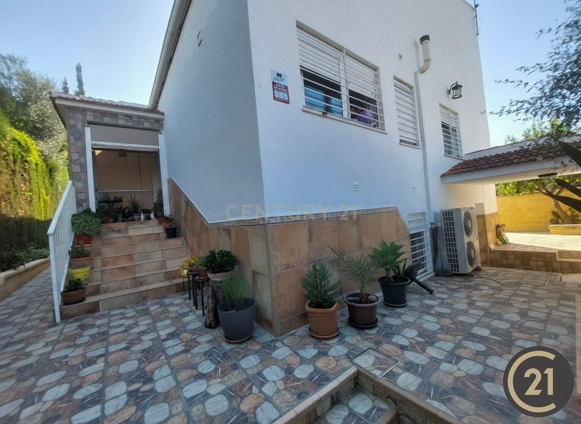 Exterior view of House or chalet for sale in Espartinas  with Air Conditioner, Private garden and Storage room
