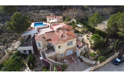 Vista exterior de Casa o xalet en venda en La Nucia amb Terrassa, Piscina i Balcó