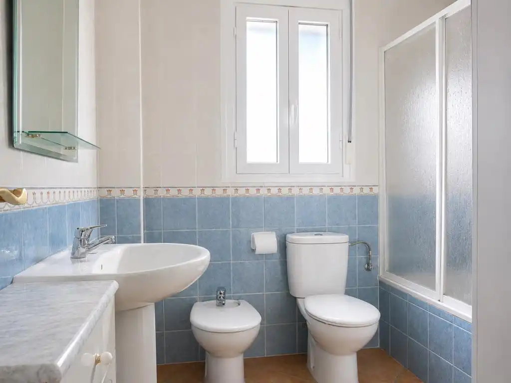Baño de Casa o chalet en venta en Hinojos con Aire acondicionado, Jardín privado y Terraza