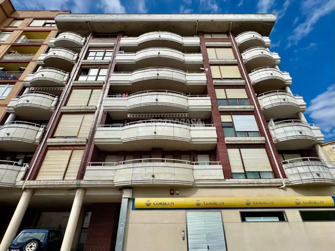 Vista exterior de Piso en venta en El Astillero   con Calefacción, Parquet y Terraza
